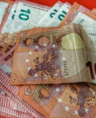 Κοινωνικό Μέρισμα: Ποιοι θα πάρουν τα χρήματα χωρίς αίτηση – Τι πρέπει να προσέξετε