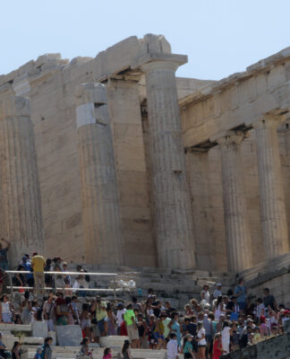Λάρισα: Η εκδρομή των μαθητών στην Αθήνα πήρε απρόβλεπτη τροπή – 10 παιδιά και δύο καθηγητές στο νοσοκομείο.