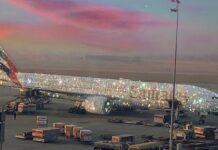 Το χριστουγεννιάτικο αεροπλάνο των Emirates ζαλίζει από τα διαμάντια