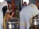 Ιερέας βαπτίζει παιδί με απίστευτη βιαιότητα βουτώντας το με δύναμη στη κολυμπήθρα