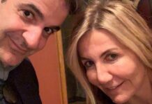 Η selfie του Κυριάκου Μητσοτάκη με τη σύζυγό του Μαρέβα στο μουσείο Μπενάκη