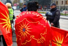 Σκόπια: Αλυτρωτικά πανό με την Θεσσαλονίκη σε διαδήλωση κατά της Συμφωνίας των Πρεσπών.