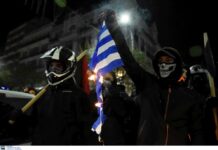 Αναρχικοί έκαψαν ελληνική σημαία στη Θεσσαλονίκη και πόζαραν με υπερηφάνεια