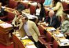Βουλή: “Τσόκαρο”, “γελοίε”, “φτύσε στον καθρέφτη σου”. Χαμός στη συζήτηση του Προϋπολογισμού