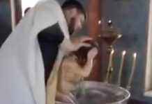 Κοpιτσάκι ουρλιάζει τρομοκρατημένο όταν ιερέας βουτάει με το ζόρι το κεφάλι της στο νερό σε βάπτιση