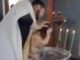 Κοpιτσάκι ουρλιάζει τρομοκρατημένο όταν ιερέας βουτάει με το ζόρι το κεφάλι της στο νερό σε βάπτιση