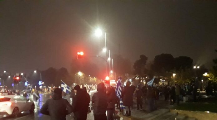 Κλειστή η παραλιακή στη Θεσσαλονίκη – Σε εξέλιξη οι διαμαρτυρίες για τον Αλέξη Τσίπρα – video