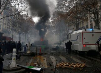 Με την πλάτη στον τοίχο ο Μακρόν, μετά τις σκηνές χάους στο Παρίσι. Έκτακτη σύσκεψη στο Ελιζέ