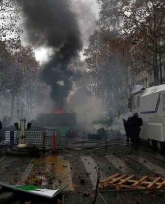 Με την πλάτη στον τοίχο ο Μακρόν, μετά τις σκηνές χάους στο Παρίσι. Έκτακτη σύσκεψη στο Ελιζέ
