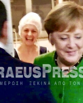 ΔΕΙΠΝΟ στον Πειραιά: Η στιγμή που η Μέρκελ βγαίνει από την κουζίνα (ΦΩΤΟ)