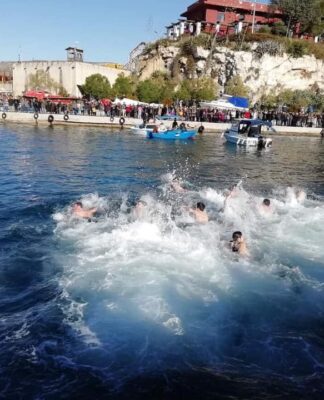 Θεοφάνεια στο Κερατσίνι – Φωτογραφίες από την Ισχυόσκαλα