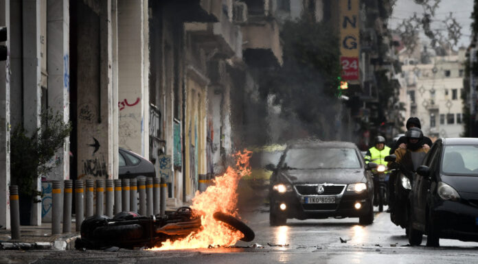 Γιατί μαχαίρωσαν τον διαδηλωτή στα Εξάρχεια