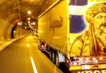 Έλληνας οδηγός έχει τον Νικηταρά στην πίσω όψη της νταλίκας του