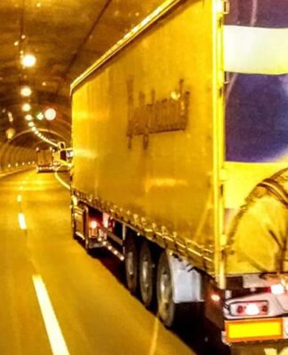 Έλληνας οδηγός έχει τον Νικηταρά στην πίσω όψη της νταλίκας του