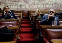 Οργή Κουρουμπλή για τις αφίσες που τον χαρακτηρίζουν "προδότη"