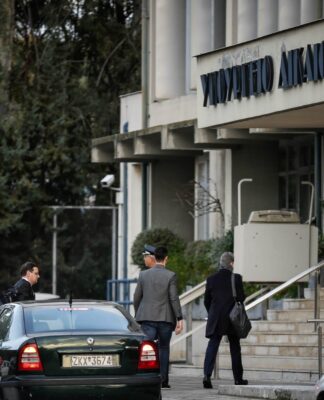 120 δόσεις – Ψυχρολουσία από την τρόικα, τις έβαλε στον “πάγο”.