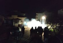 Oργή σε όλη την Ελλάδα – Υπό «πολιορκία» 600 διαδηλωτών το σπίτι βουλευτού του ΣΥΡΙΖΑ – Δείτε βίντεο