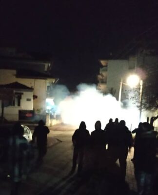 Oργή σε όλη την Ελλάδα – Υπό «πολιορκία» 600 διαδηλωτών το σπίτι βουλευτού του ΣΥΡΙΖΑ – Δείτε βίντεο