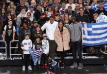 Ο Γιάννης Αντετοκούνμπο τραγούδησε τον Εθνικό Ύμνο με ομογενείς στο γήπεδο των Μπακς