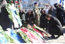 Θεσσαλονίκη: Γονάτισε ο Γερμανός πρέσβης στο μνημείο του Ολοκαυτώματος και συγκίνησε με την ομιλία του.