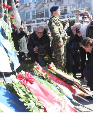 Θεσσαλονίκη: Γονάτισε ο Γερμανός πρέσβης στο μνημείο του Ολοκαυτώματος και συγκίνησε με την ομιλία του.