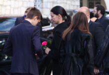 Κηδεία Θέμου: Καταρρακωμένη η Σύζυγος του Βασιλική, δίπλα στα Παιδιά της.