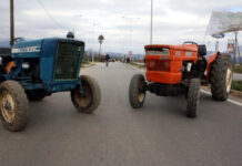 Μπλόκα στους δρόμους στήνουν αγρότες και κτηνοτρόφοι