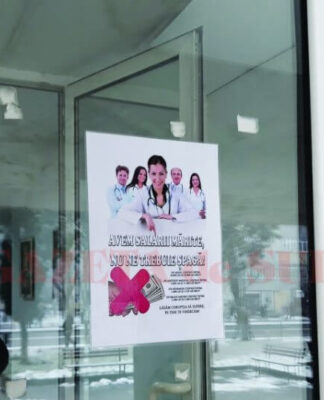 «Μη μας δίνετε φακελάκι, οι μισθοί μας αυξήθηκαν» – Καμπάνια έκπληξη από γιατρούς.