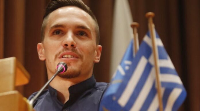Πετρούνιας: Η ελληνική σημαία δεν είναι πανί