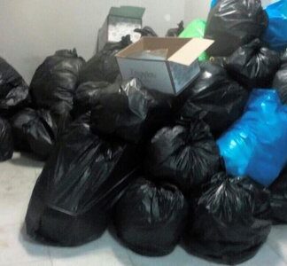 Εικόνες ντροπής από κτίρια αστυνομικών υπηρεσιών – Σκουπίδια παντού