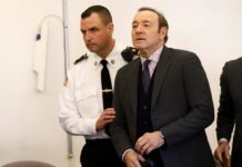 Κέβιν Σπέισι: Δήλωσε αθώος στο ξεκίνημα της δίκης για σεξουαλική παρενόχληση 18χρονου – video