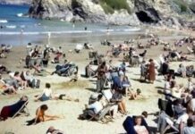 Άνδρας παίζει με το κινητό του σε φωτογραφία του 1943; – Τι ανακάλυψαν οι… παρατηρητικοί;