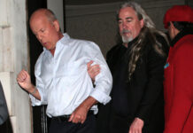 Bruce Willis: Έφυγε «ντίρλα» από γνωστό club-Τα «οχτάρια» και οι άκομψες χειρονομίες στους παπαράτσι