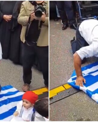 Έλληνας της Αυστραλίας σκύβει και φιλάει την ελληνική σημαία για την Μακεδονία