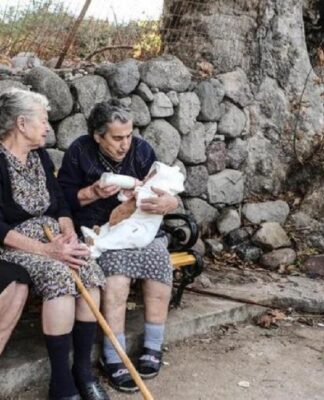 Τσίπρας και Μητσοτάκης αποχαιρετούν τη γιαγιά Μαρίτσα