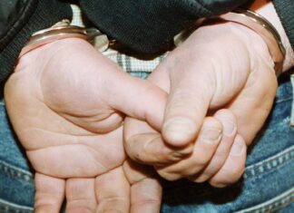 Πάτρα: Έστειλε τον ανήλικο γιο του στο νοσοκομείο από το ξύλο – Χειροπέδες στον πατέρα.