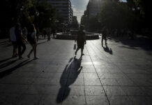 ΟΟΣΑ: Κάθε Έλληνας χρωστά 29.700€ στους δανειστές- Μόνο 1 στους 4 εμπιστεύεται την κυβέρνηση