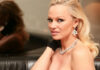 Pamela Anderson: Επιβεβαίωσε την εμφάνισή της στην εκπομπή του Κοκλώνη με ένα story