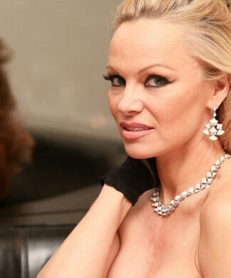 Pamela Anderson: Επιβεβαίωσε την εμφάνισή της στην εκπομπή του Κοκλώνη με ένα story