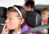 Χάνουν το δίπλωμά όσοι οδηγοί καπνίζουν δίπλα σε παιδιά