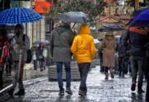 Καιρός σήμερα: Χειμωνιάτικο σκηνικό με βροχές, καταιγίδες, χιόνια και τσουχτερό κρύο