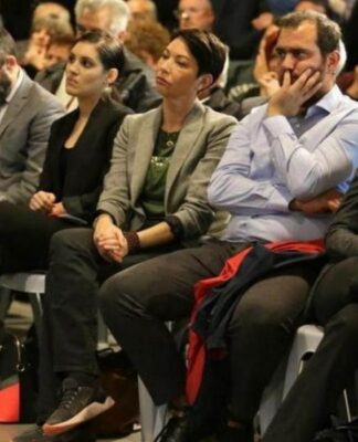 Πάτρα: Μαγνήτισε τα βλέμματα η σύντροφος του Γιώργου Παπανδρέου – Η εμφάνιση της Γουέντι Κόνελι
