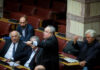Μέσα στη Βουλή: Βαρεμάρα, καθρεφτάκια και… sms – Τι έκαναν οι βουλευτές