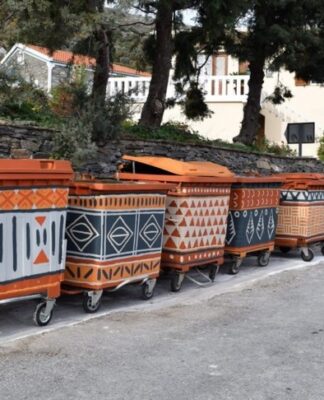 Στην Άνδρο ζωγράφισαν τους κάδους και… άλλαξαν το χωριό τους