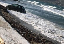 Πάρος: Κατάφερε να αποφύγει τη λακκούβα αλλά τα έκανε μούσκεμα – Το αυτοκίνητο έπεσε στη θάλασσα