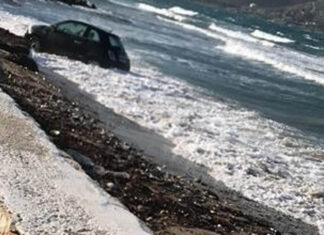 Πάρος: Κατάφερε να αποφύγει τη λακκούβα αλλά τα έκανε μούσκεμα – Το αυτοκίνητο έπεσε στη θάλασσα