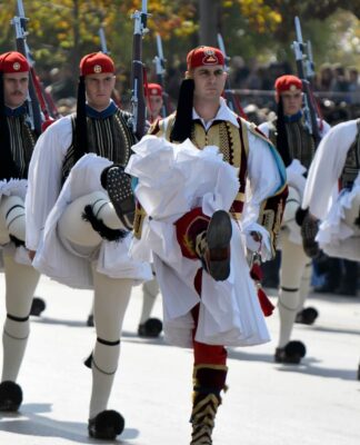 Παρέλαση 25 Μαρτίου: Σιωπή κυβέρνησης για απαγόρευση του εμβατηρίου “Μακεδονία Ξακουστή”.