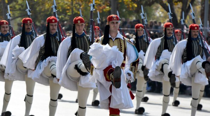 Παρέλαση 25 Μαρτίου: Σιωπή κυβέρνησης για απαγόρευση του εμβατηρίου “Μακεδονία Ξακουστή”.