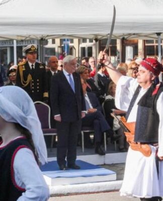 Καλαμάτα: Εντολή Παυλόπουλου για το "Μακεδονία ξακουστή" – Οι εικόνες και οι αντιδράσεις του κόσμου – video