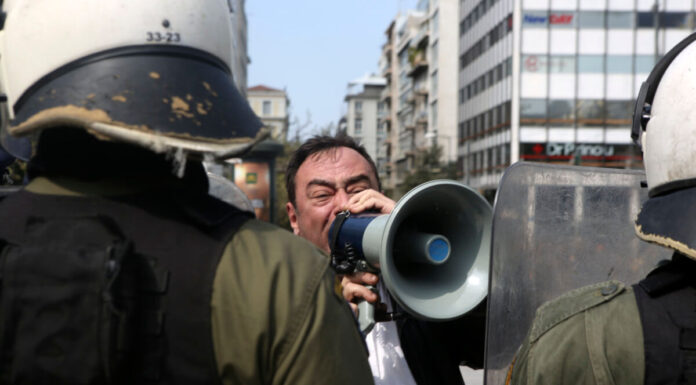 25η Μαρτίου: Έδιωξαν διαδηλωτές από την παρέλαση. Φώναζαν κατά της συμφωνίας των Πρεσπών